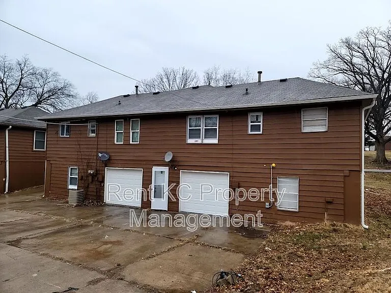 5703 NE 51st St — Photo 3