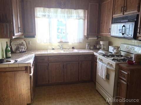 4th image of 29590 Rosemont St