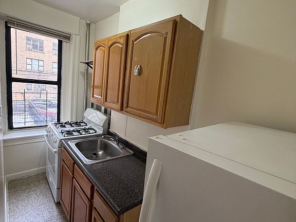 5th image of 1340 Merriam Ave APT B4