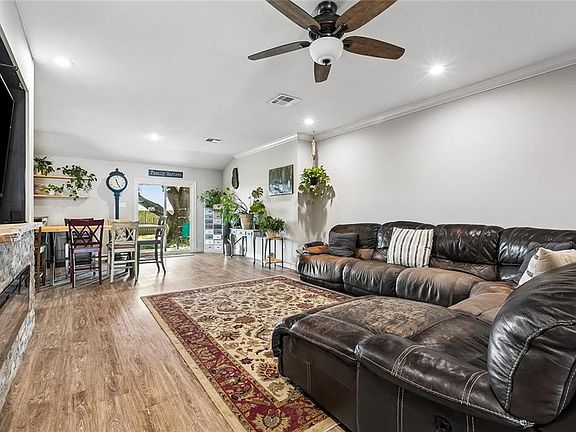 3rd image of 2101 Plaza Dr