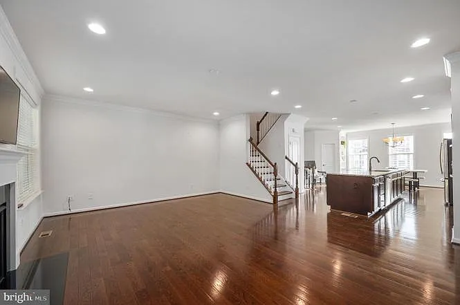 1319 Gilmore St — Photo 4