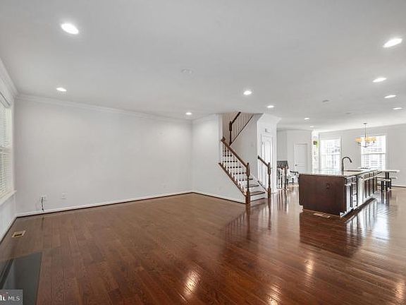 4th image of 1319 Gilmore St