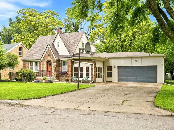 2413 Raymond Dr, Des Moines, IA 50310