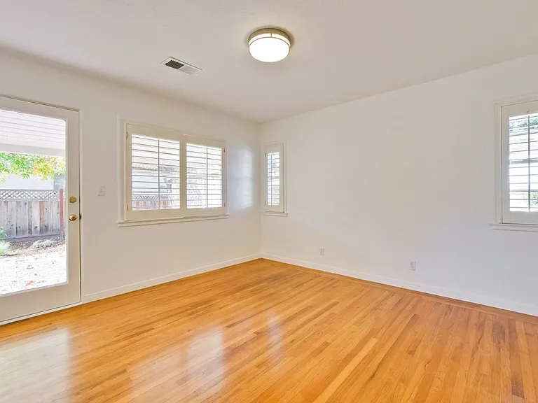2990 Cowper St — Photo 29