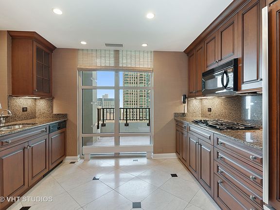 5th image of 25 E Superior St APT 3605