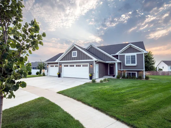 1801 W Briarwood Cir, Brookings, SD 57006