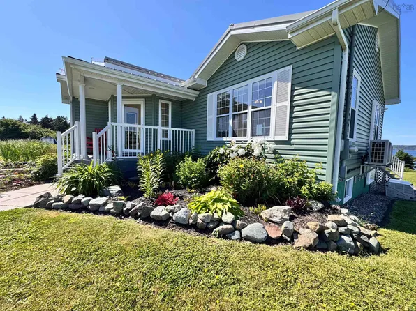 48 Seaview Dr, Gabarus, NS B1K 3T4