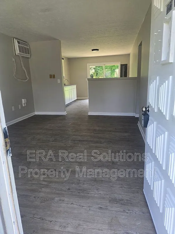 2 bed, 1.0 bath, $950 — Photo 2