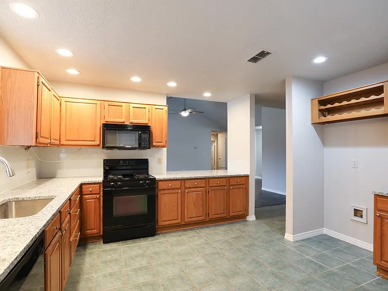 1816 Chatham Dr — Photo 9