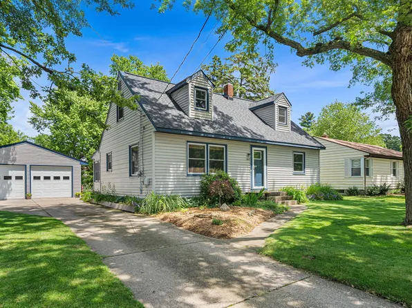 927 Diane St SE, Kentwood, MI 49508