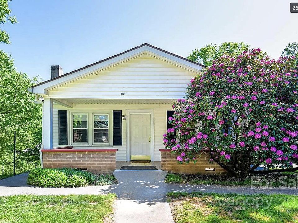 Cute ranch with fenced-in front yard 10 mins from everything!