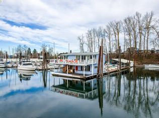 300 NE Tomahawk Island Dr #E10, Portland, OR 97217