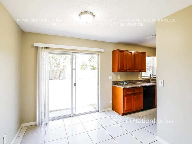 1672 W Breezy Ln — Photo 4