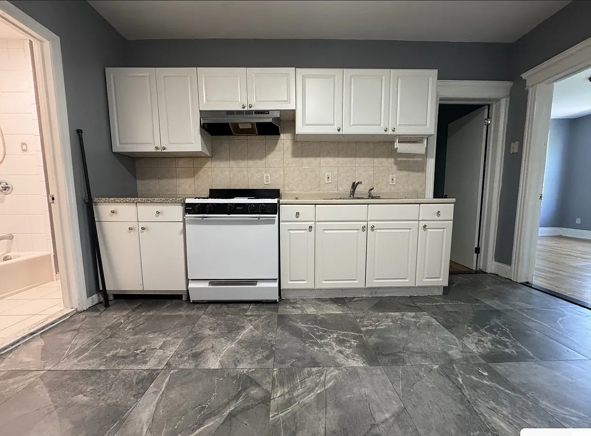 3 bed, 1000 sqft, $2,200 — Photo 1