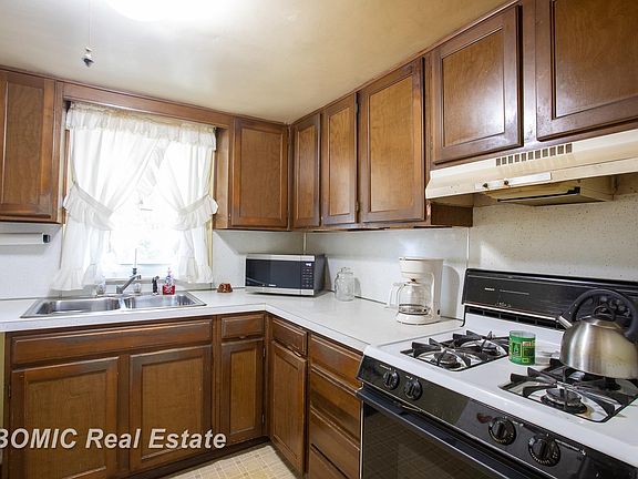 2nd image of 1059 Haven St