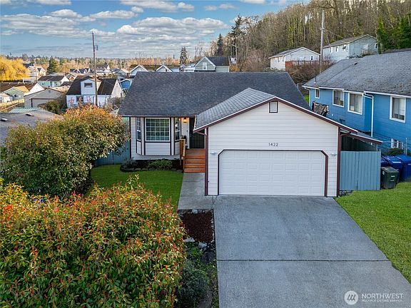2nd image of 1422 E Wright Avenue