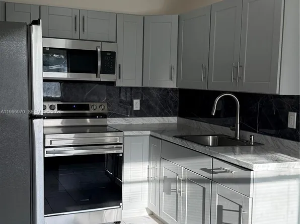 6071 SW 33rd St #4, Hollywood, FL 33023