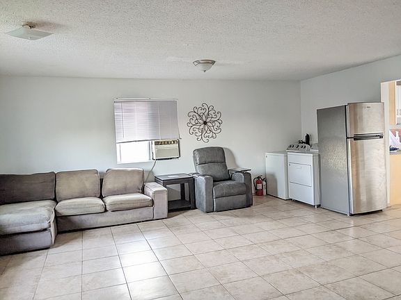 3rd image of 133 E Avenue 32 APT 2