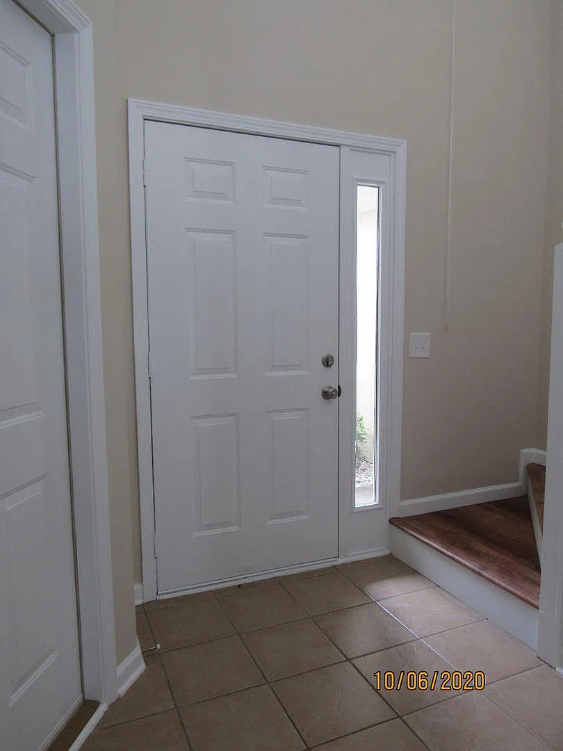 207 Winthrope Ln — Photo 2