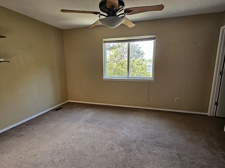 526 Longfellow Ln — Photo 4