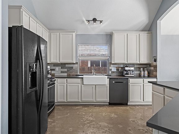 4th image of 805 E Oxford Dr