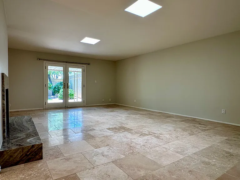 7915 E Vista Dr — Photo 2