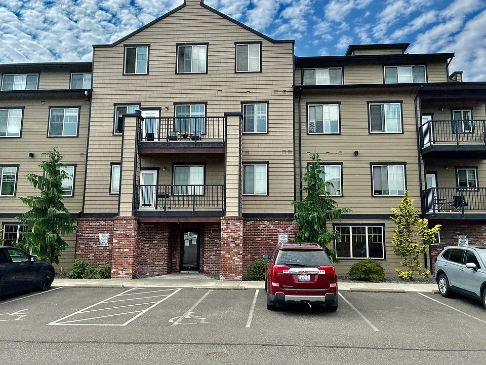 2240 Mercedes Dr #303