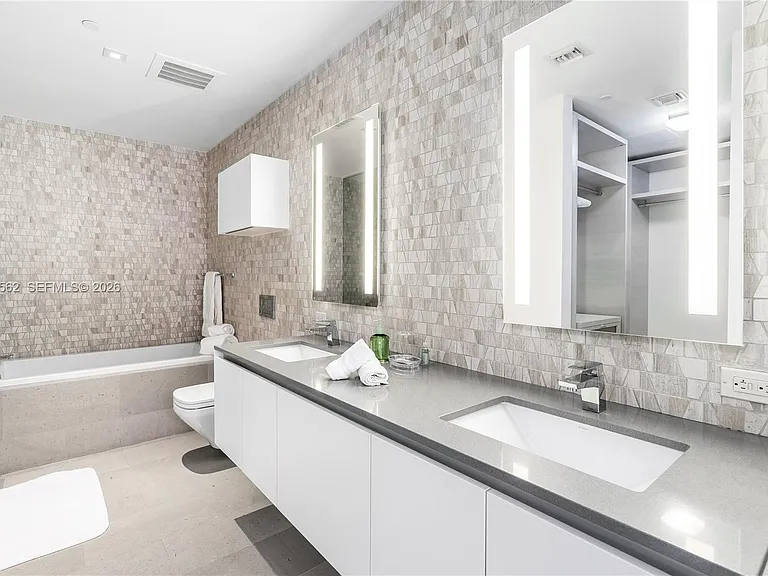 88 SW 7th St #1006 — Photo 18
