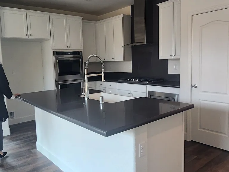 660 Headley Ln — Photo 2