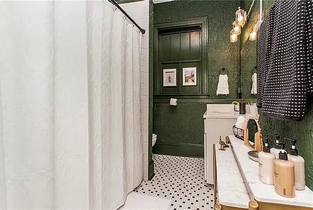 221 W Thomas St #A — Photo 9