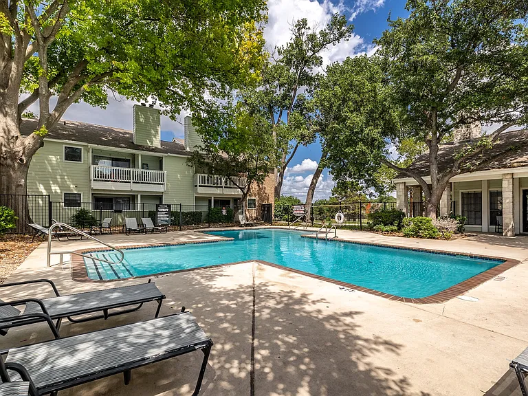 Austin Pointe Apartments — Photo 13