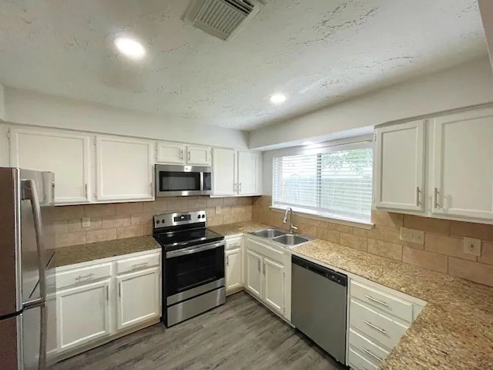 Charming 3 Bed, 2 Bath Single Family Home in Cypress, TX - $1250/mo — Photo 2