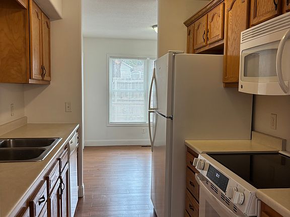 5th image of 9 Spruce Shade Ct