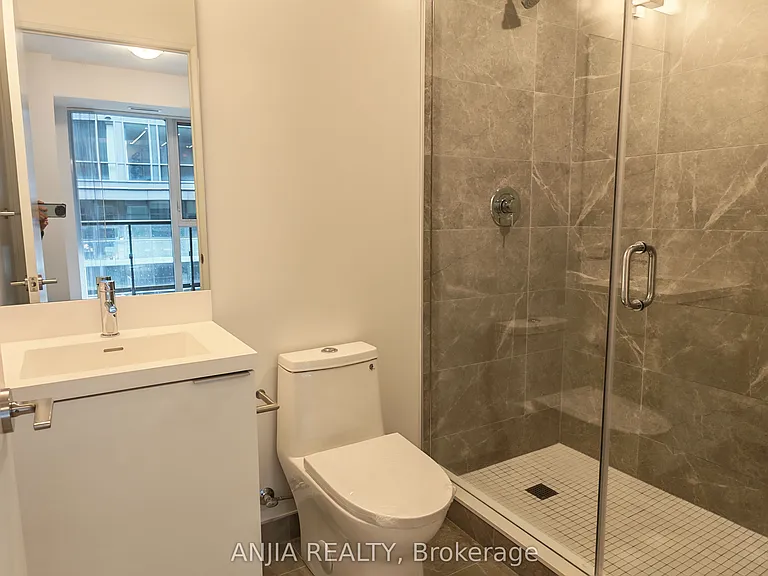 400 King St W #621 — Photo 7