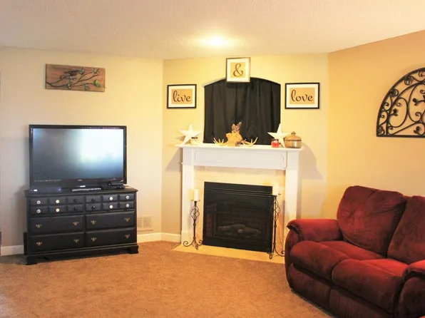 815 SW Peach Tree Ln, Blue Springs, MO 64064