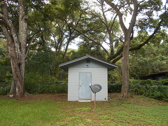 WORKSHOP WITH ELECTRIC
WASHER-DRYER HOOKUP INSIDE!