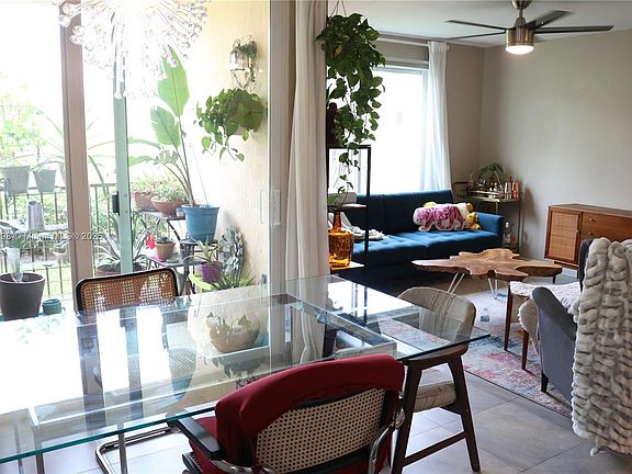 2nd image of 102 Villa Cir #102