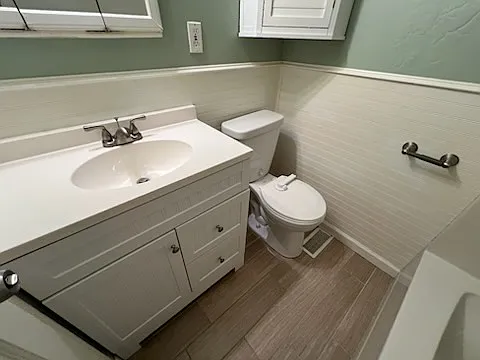 Upstairs hallway full bathroom
Note: photos are of 3015 unit A, same model as 3021.
