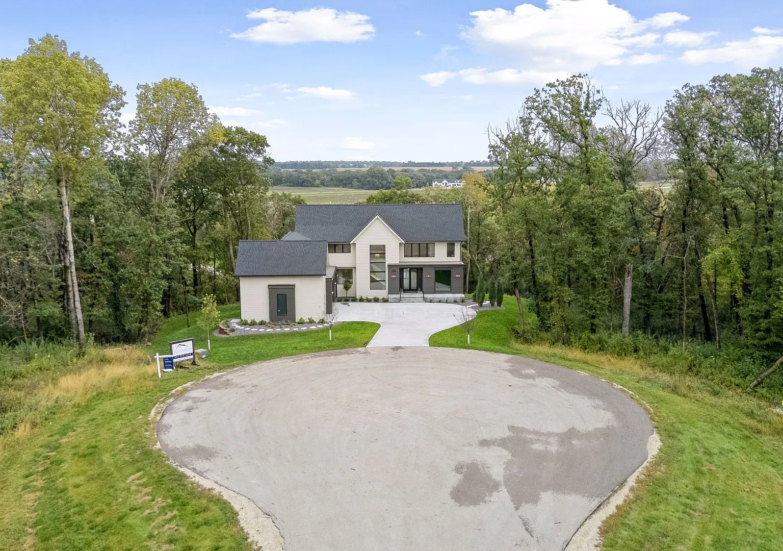 5 bed, 4.5 bath, 6499 sqft, $10,000 — Photo 1