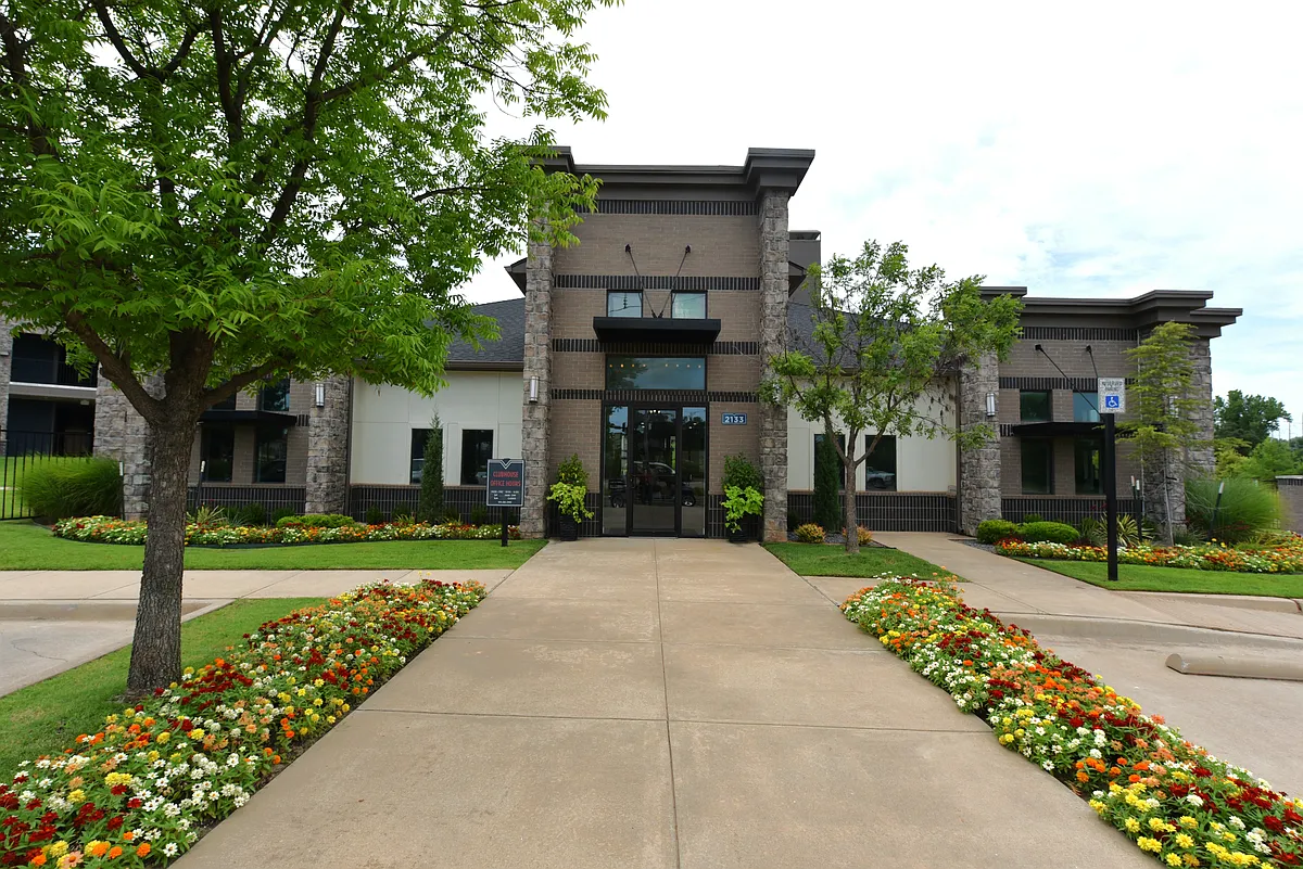 Photo 1 of 39 - Legend V Apartments - Edmond, OK Primary Photo - Legend V Apartments