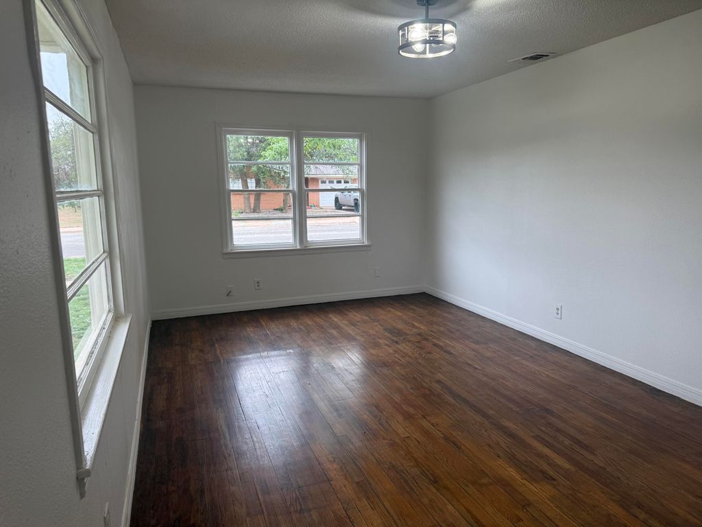 211 11th St, Levelland, TX - View 2