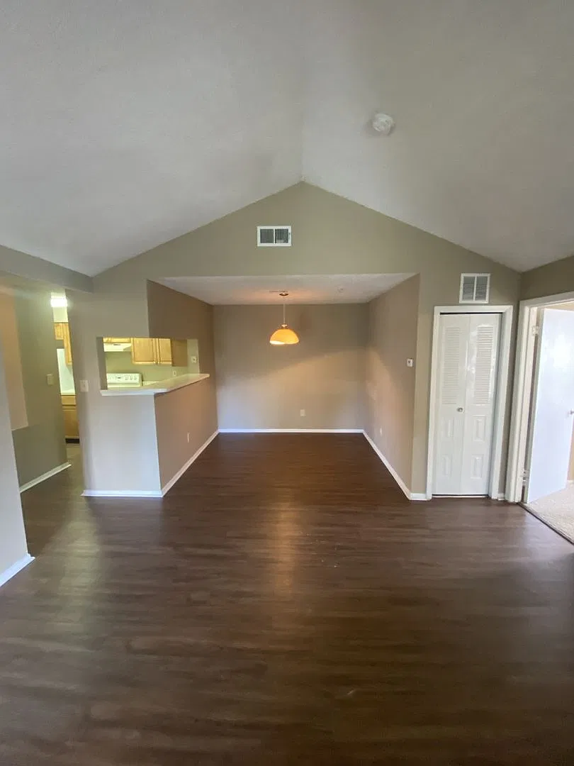 2 Bed 2 Bath Move In Now!! Top Floor $1,400 Per Month — Photo 2