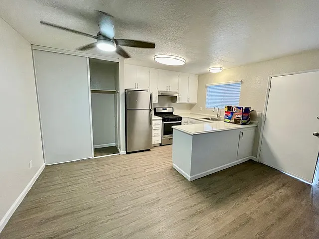 Building Photo - 15 La Brea Way #26