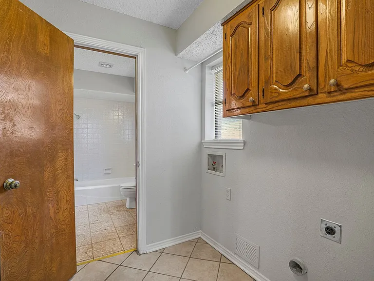 9738 Windham Dr — Photo 6