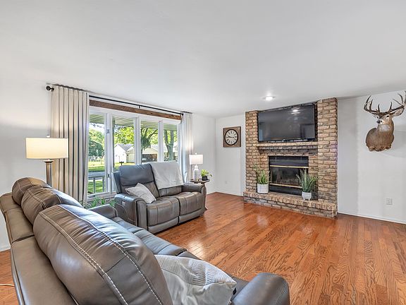 2nd image of 3108 Summer Pl