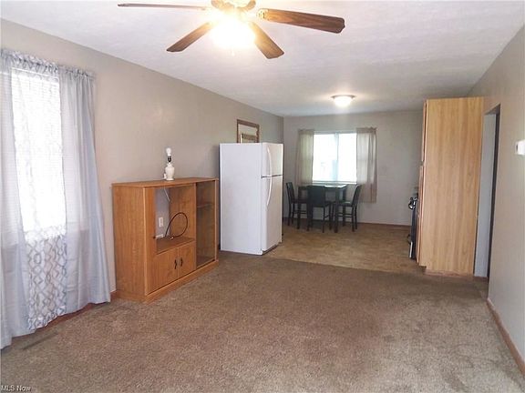 4th image of 422 Gladstone St