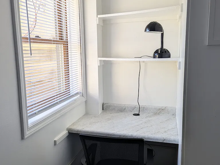 554 E Graham Pl — Photo 3