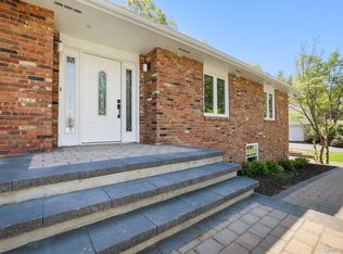 1 Edsam Rd, Valley Cottage, NY 10989