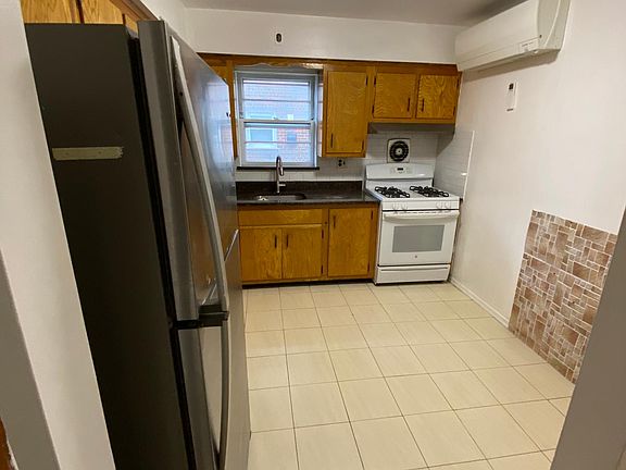 4th image of 2043 157th St Floor 1