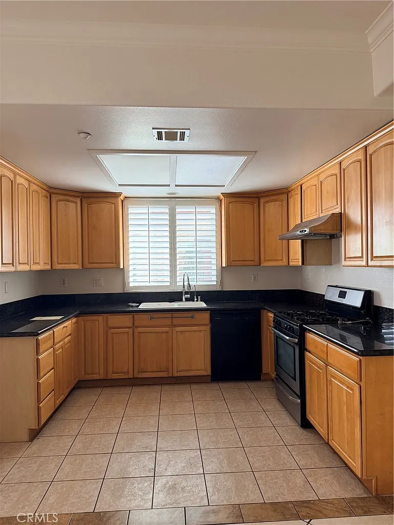 4 bed, 2348 sqft, $3,850 — Photo 4